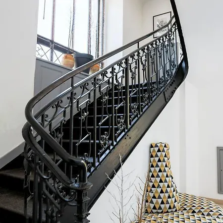 Du Chateau De Begue شقة